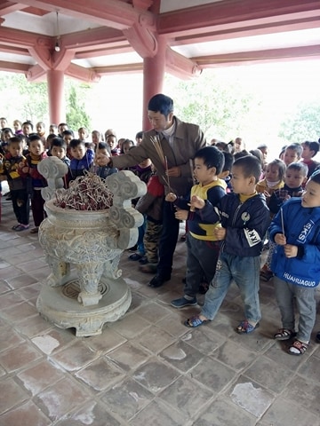 Tổ chức cho các bé 5 tuổi thắp hương tại nhà Tưởng niệm nhân ngày 22-12